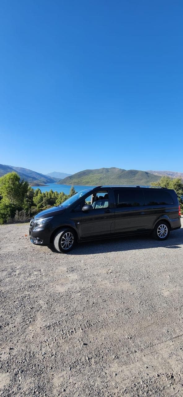 Mercedes Vito au bord du lac du barrage Nakhla sur la route de Chefchaouen